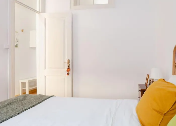 Two Bedroom Cozy Flat By River In Quiet Art Zone Apartment