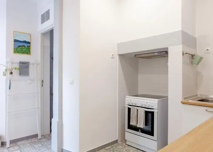 Two Bedroom Cozy Flat By River In Quiet Art Zone *