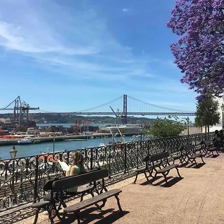 Two Bedroom Cozy Flat By River In Quiet Art Zone Apartman