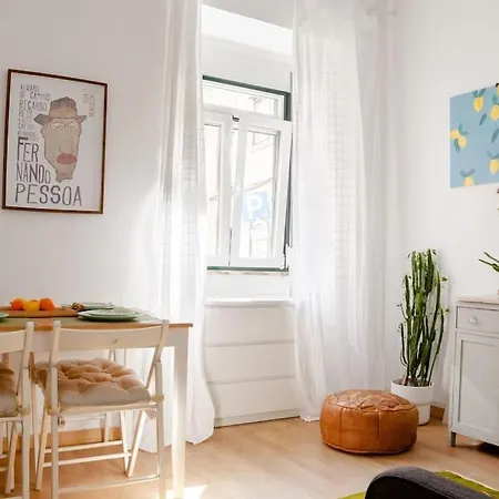 Two Bedroom Cozy Flat By River In Quiet Art Zone Lisboa